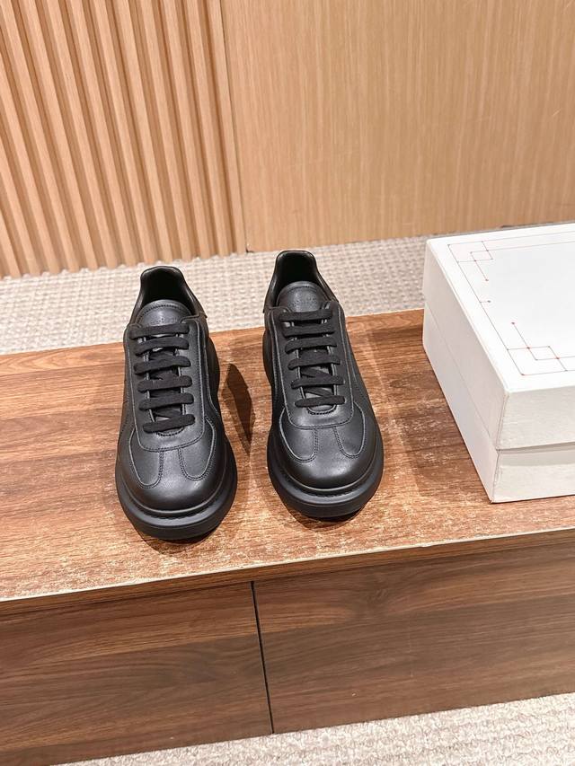 男+10 德训灰黑色 # 麦昆当之无愧算是小白鞋里的经典之王 市面上做的人也确实不在少数，版本也是参差不齐但真正离正品还是有一段距离！请看我们独家 1独家定制的