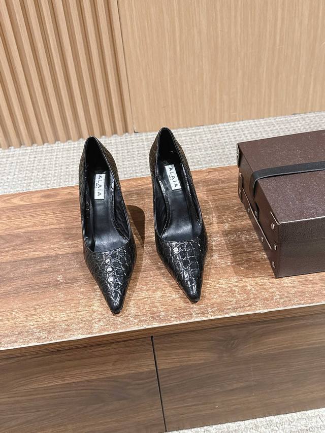 阿莱亚秋冬新款鳄鱼纹尖头高跟鞋 采用鳄鱼纹压纹皮革，自带复古奢华感，光泽细腻显档次；鞋身质感挺括但不僵硬。修饰脚型，视觉上显脚小、拉长腿部线条；鞋内里多为真皮材