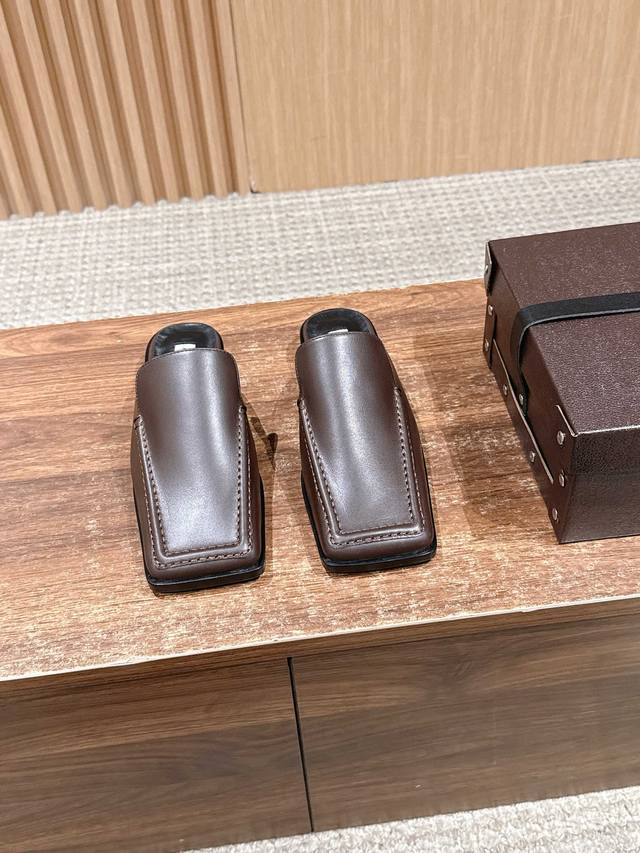 阿莱亚新款英伦风方头穆勒拖 标志性的方形鞋头，鞋身无多余装饰，仅靠鞋面的明线缝线点缀细节，属于“简约但有辨识度”的风格。外层是光泽感小牛皮，内里搭配小羊皮衬里，