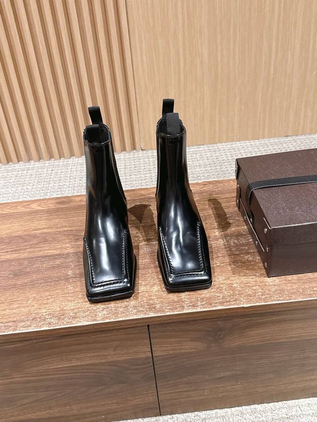 阿莱亚新款极简风方头平底短靴 延续品牌辨识度的方形鞋头，搭配粗高跟+楔形跟，既保证稳定度，又能自然拉长腿部比，鞋型是及踝的“瘦瘦靴”轮廓，包裹脚踝却不紧绷。 有