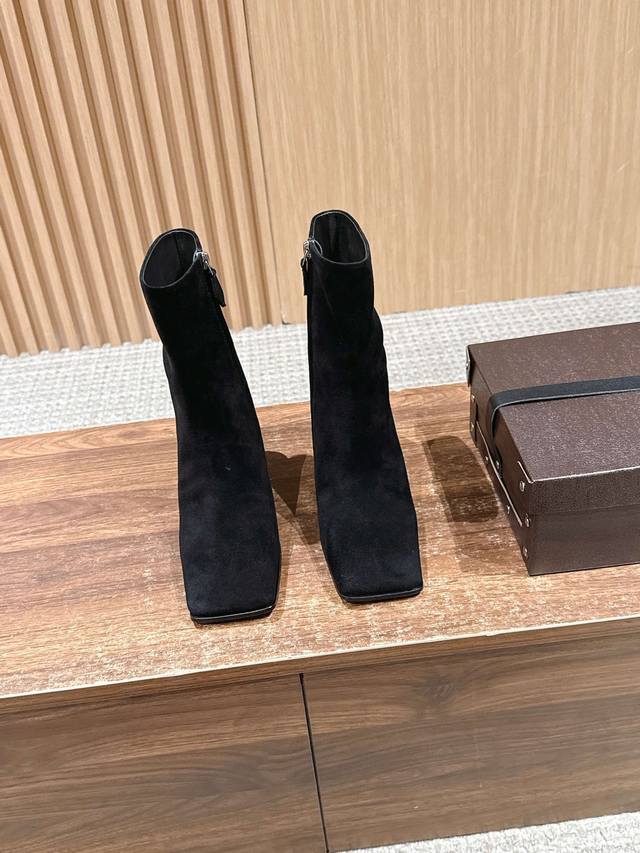 阿莱亚新款极简风方头高跟短靴 延续品牌辨识度的方形鞋头，搭配粗高跟+楔形跟，既保证稳定度，又能自然拉长腿部比，鞋型是及踝的“瘦瘦靴”轮廓，包裹脚踝却不紧绷。 有