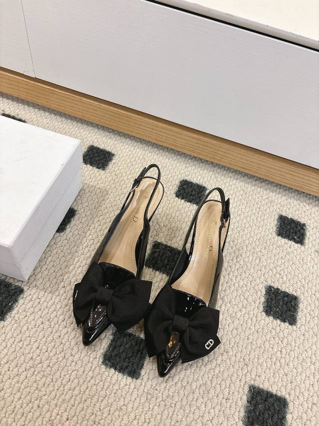 Dior 芯片版本 独家出货 整双鞋子采购Zp开发打造，全部定制材料，独家开模大底，细节全部对版出货，连包装也做到跟正品一样。码数：35-40 40订做不退换