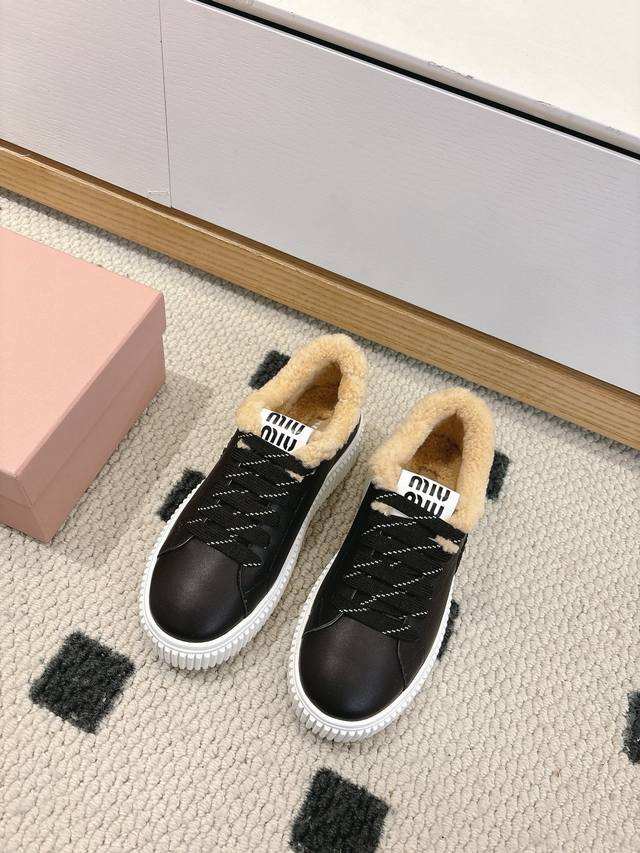 Miumiu 芯片版本 独家出货 整双鞋子采购Zp开发打造，全部定制材料，独家开模大底，细节全部对版出货，连包装也做到跟正品一样。码数：35-40 40订做不退