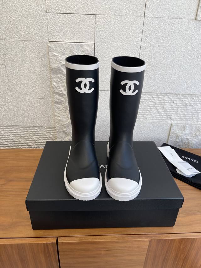 顶级版本: Chanel 香奈儿 26C 黑白拼色 无缝不过膝 长筒雨鞋 原版购入开模做货。Chanel 26C长筒雨靴，黑白配色超经典，鞋面是光滑橡胶，印有双