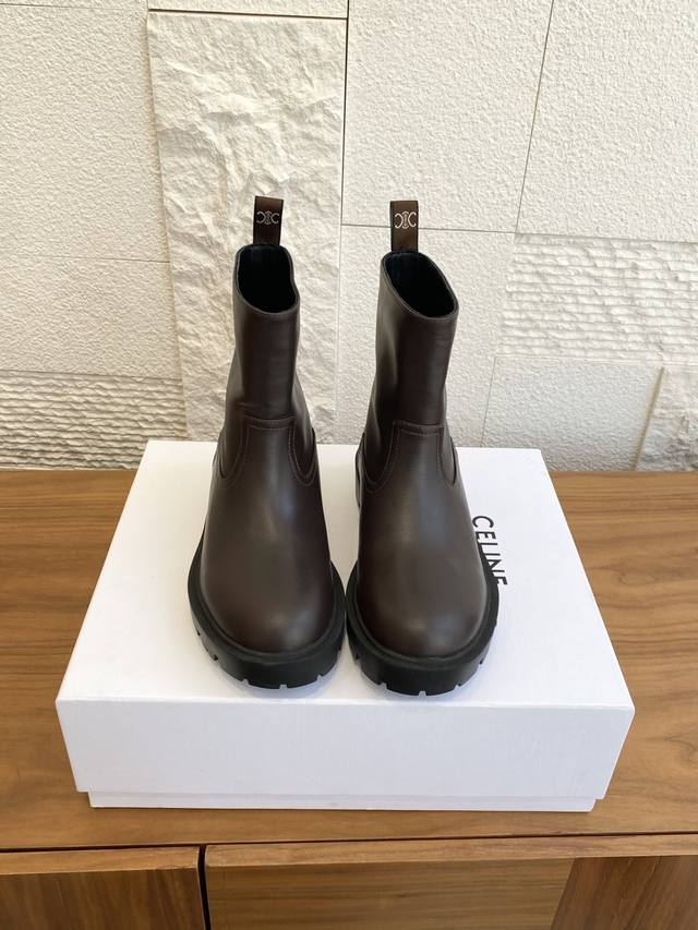 顶级版本:短靴 高靴 Celine 赛琳 2025 秋冬新款 凯旋门 厚底 切尔西 马丁靴 骑士靴 Celine凯旋门马丁靴骑士靴，牛皮鞋面+金色烫印Logo，