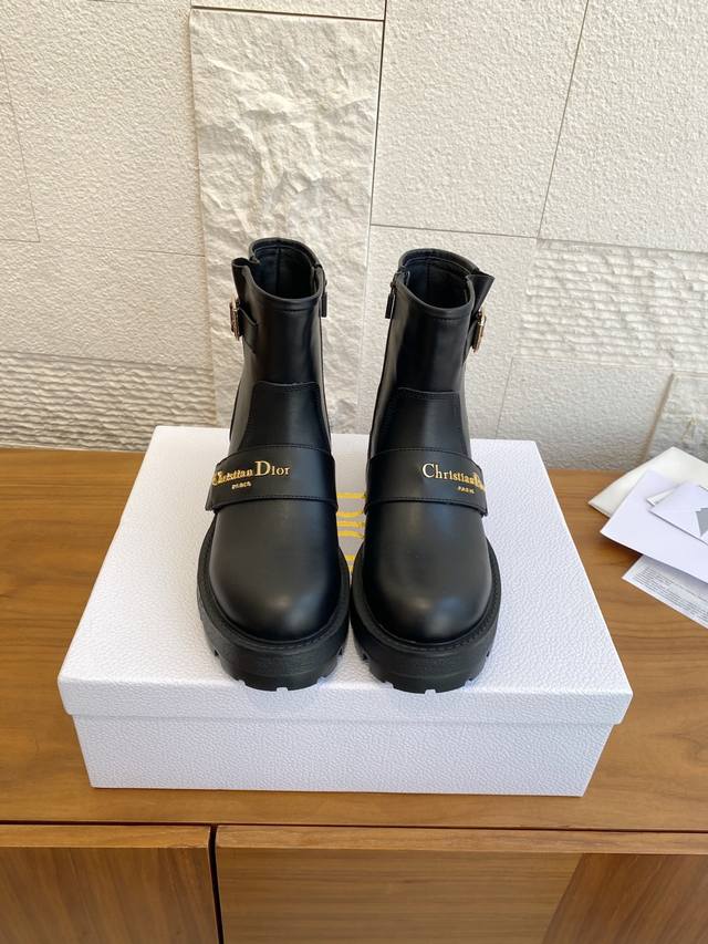顶级版本:皮里 毛里 Dior 迪奥 25Ss 秋冬新款 D-Scots 系列 短靴 及踝靴 这款 D-Scots 靴子是二零二五早春成衣系列新品，彰显高订魅力