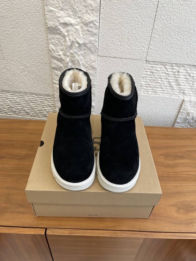顶级版本: Ugg X Converse匡威 2025 秋冬新款 联名款雪地靴 Ugg和Converse匡威联名雪地靴，黑色皮革+毛绒内衬，保暖力满分！鞋侧有经
