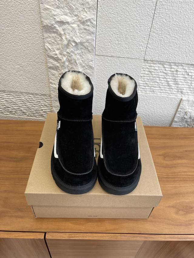 顶级版本: Ugg X Vans 2025 秋冬新款 联名款雪地靴 Ugg 和Vans万斯联名雪地靴，黑色麂皮鞋面+白色Vans侧边条纹，辨识度超高！棋盘格皮带