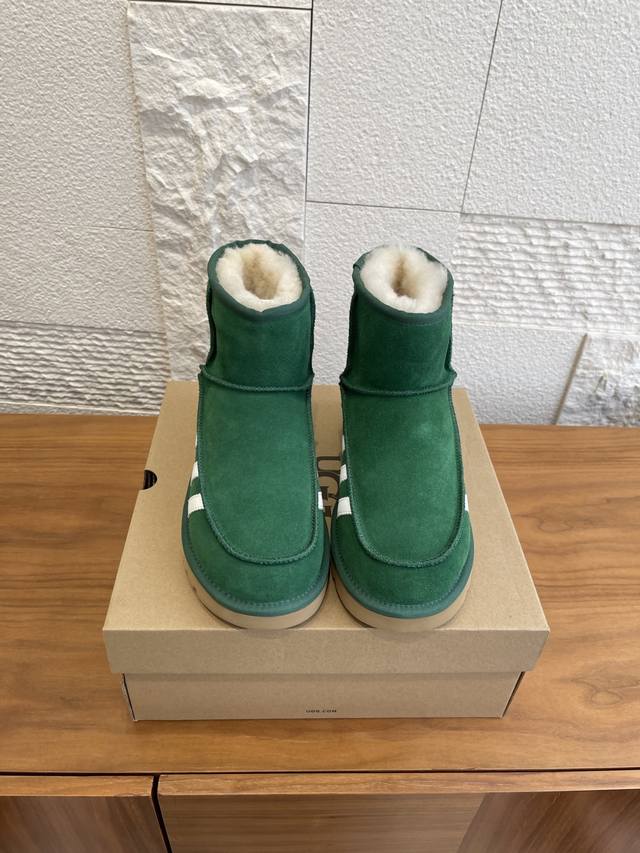 顶级版本: Ugg X Adidas 2025 秋冬新款 联名款雪地靴 Ugg 和 Adidas联名雪地靴，绿色麂皮鞋面＋经典三条杠，运动感满满！厚底橡胶设计，