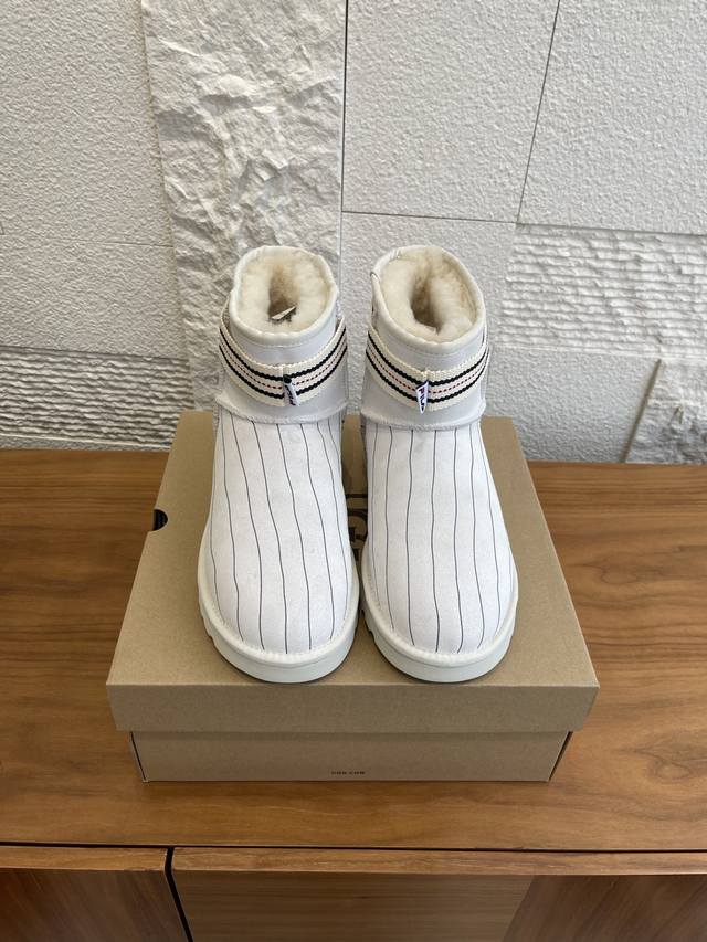 顶级版本: Ugg X Fila 2025 秋冬新款 联名款雪地靴 Ugg联手Fila推出的联名雪地靴，鞋面采用翻毛皮材质，内里填充羊毛，实现保暖与质感的结合。