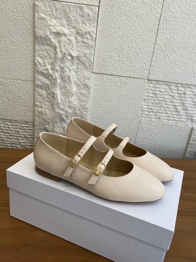 顶级版本: Celine 赛琳 2025 新款 Les Ballerines 双袢带 Triomphe搭扣 玛丽珍 平底鞋 Celine这款Les Baller