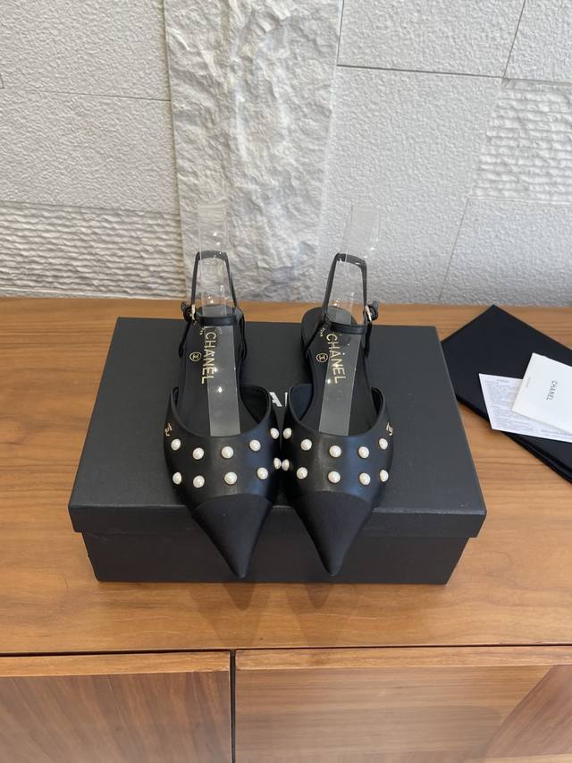顶级版本: Chanel 香奈儿 25K 早春新款 珍珠 水晶钻 尖头 平底 粗跟 凉鞋 Chanel香奈儿珍珠和水晶钻装饰凉鞋，拼接鞋面+珍珠、水晶钻点缀，优
