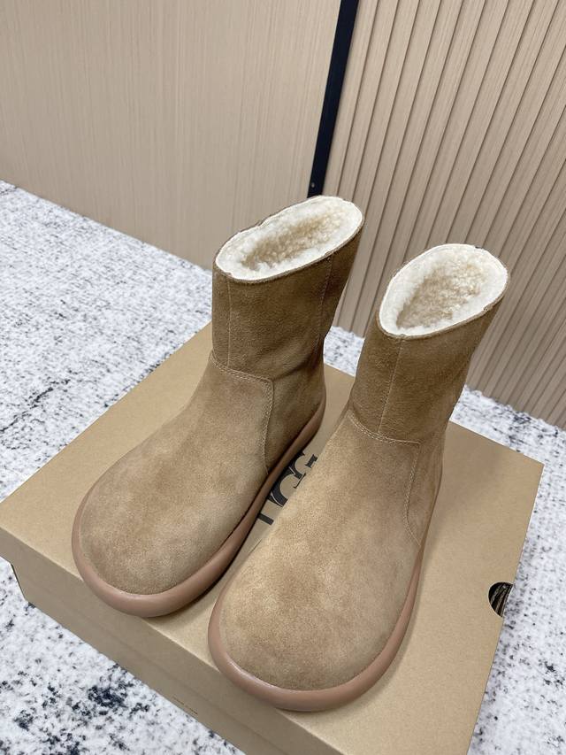 顶级版本： Ugg秋冬最款新厚底雪地靴 超多明星网红种草 秋冬必备毛毛鞋 真羊毛上脚超暖和 一款不会撞衫的鞋子 简约的隔板设计 细节处Logo点缀高级感满满 无