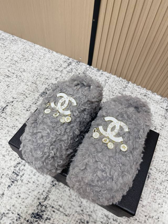 顶级版本： Chanel 25Ss 秋冬新款 小香爆款全真皮蜜儿拖鞋 精致又可爱的毛毛拖鞋 ！ 要说秋冬穿着率最高的单品是什么那么第一票一定敲保暖毛拖既时髦又有