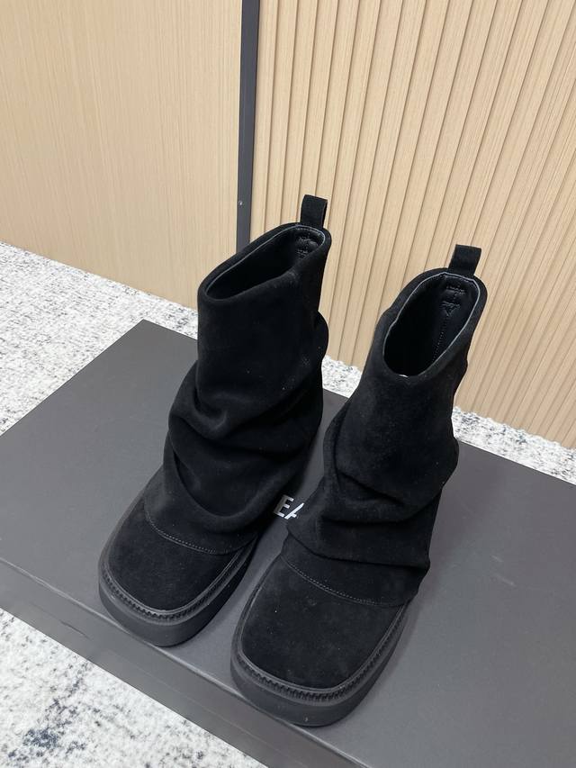 顶级版本： 小众潮牌 The Attico 2025Fw秋冬新品时髦厚底短靴爆火网红短筒堆堆靴一脚蹬短靴 悠然呈现全新标志性鞋履系列 Robin 甄选皮革融合街