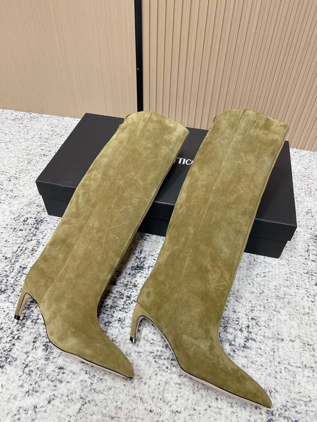 顶级版本： 小众潮牌 The Attico 2025Fw秋冬新品时髦直筒尖头高跟长靴网红爆款 超高品味单品 搭配一切衣服都好看的一双靴 太绝了 视觉盛宴 性感自