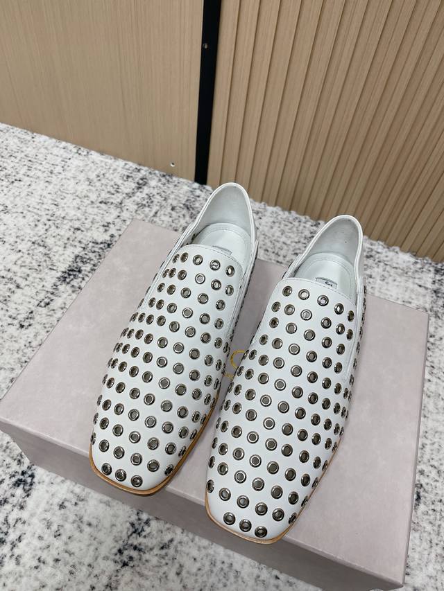 代购级： Jimmy Choo 吉米周 Jc 2026 新款平底 粗跟 镂空 单鞋 新款时装平底鞋，优雅大气鞋型，时髦耐看，穿着舒适跟脚，时尚个性始于足下，优雅
