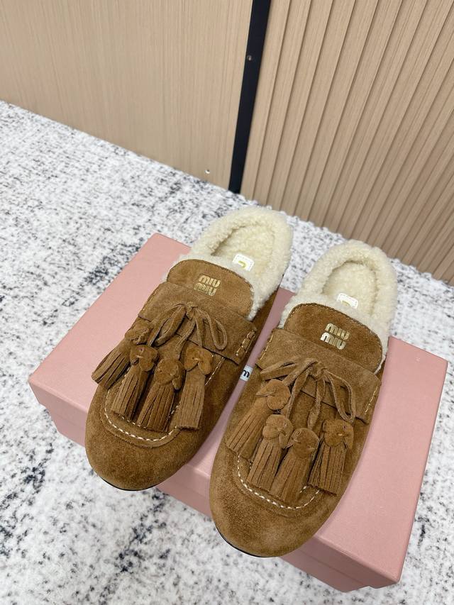 顶级品质： 飞机盒 Miumiu 缪缪2025Ss秋冬 流苏 时尚羊毛懒人半拖 秋上新 麂皮流苏乐福鞋 中古美感 新版型麂皮乐福鞋不基础 流苏设计带着一点复古的