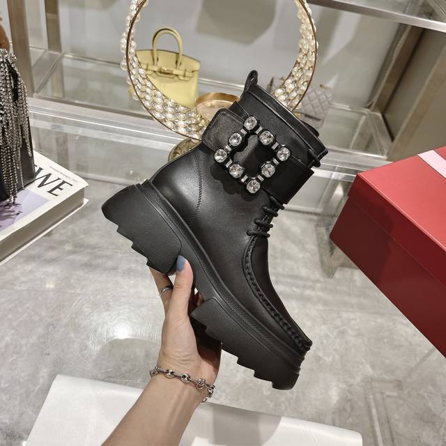 出厂价pp： 223专柜新款Viv Run系列方钻切尔西松糕底靴顶级上新 这款火爆时尚圈的Rv钻扣靴 微博 小红书 Ins 被种草无数！热巴 欧阳娜娜等一众明星