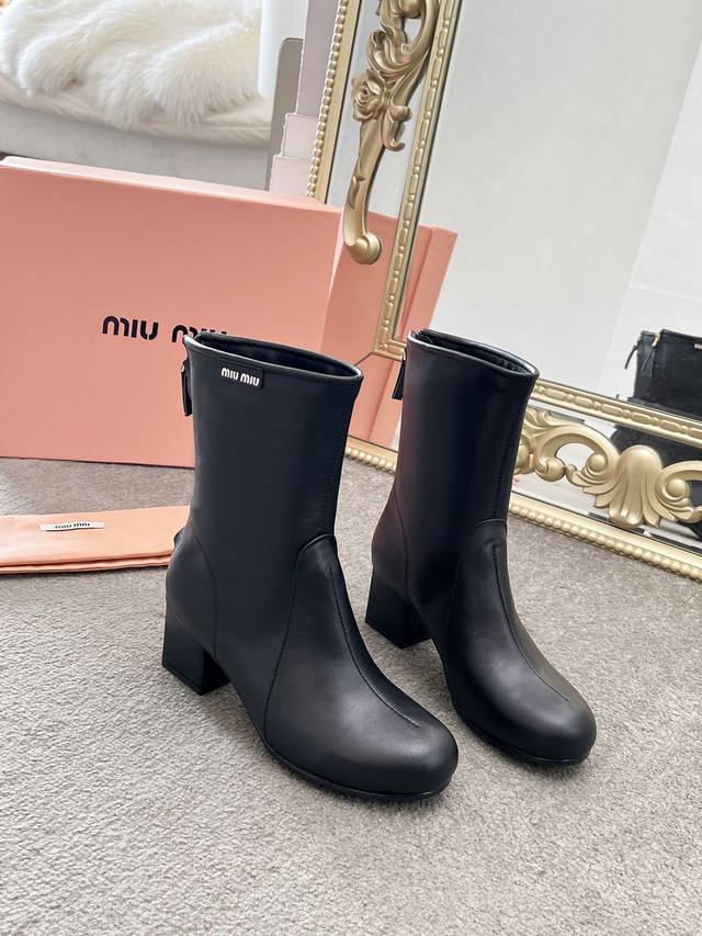 出厂价pp： Miumiu2025秋冬T台走秀网红同款＂造梦不夜城＂，Miumiu能在重要场合上用得上了，小清新风带点贵气的感觉，上脚非常完美穿搭配上此鞋，优雅