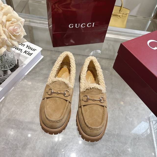 出厂价pp： 冬季新款羊毛内里女士马衔扣乐福鞋 精巧细节为这款乐福鞋注入优雅气息。选用光滑绒面材质，搭配美利奴羊毛衬里，更显矜贵格调。浅金色调马衔扣为这款经典而