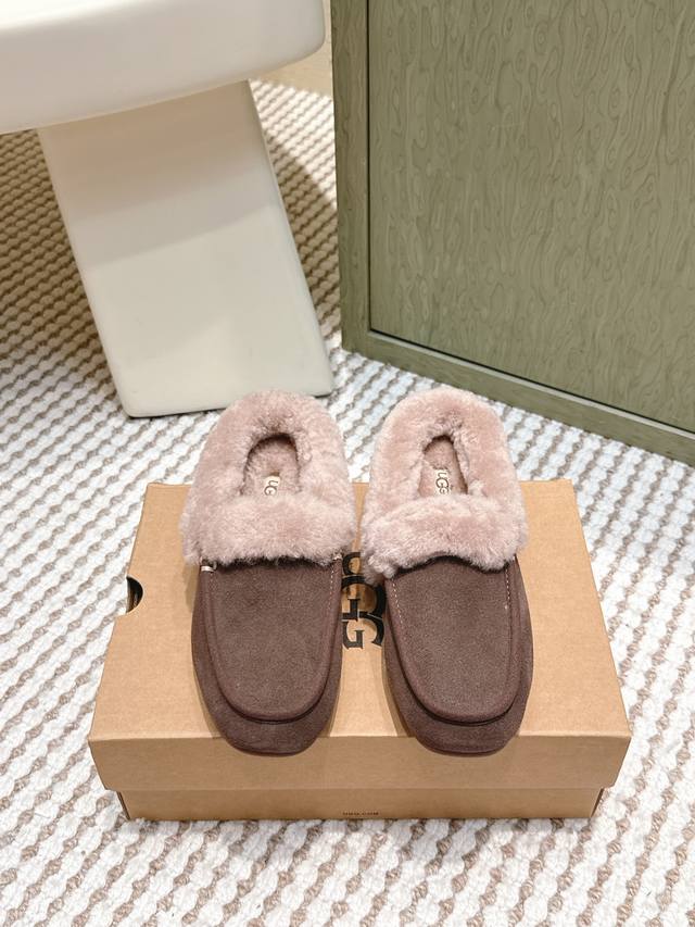 代购级 Ugg 25秋冬新款 便鞋新生系列 安思丽穆勒鞋 时尚舒适浅口平底一脚蹬休闲乐福鞋 经典翻毛牛皮搭配10毫米羊毛里衬 鞋内底 翻毛领 茸软舒适 后侧饰有