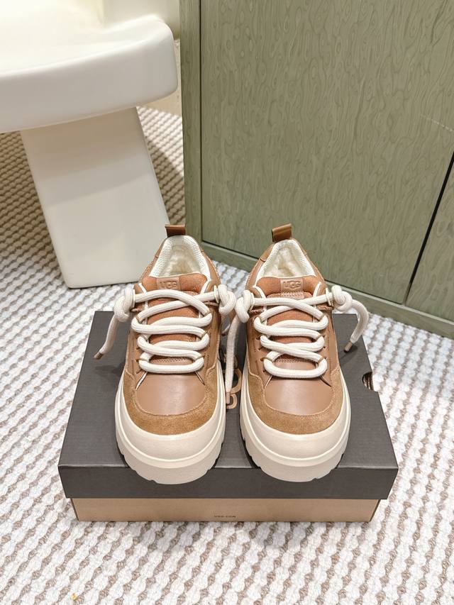 代购级 Ugg 25S 秋冬新款情侣系列棉鞋 雪地靴 休闲鞋 雪地靴棉鞋作为的领军品牌，这双新款同样延续了其一贯的舒适理念，穿在脚上轻盈自在，仿佛踩在了云朵上一