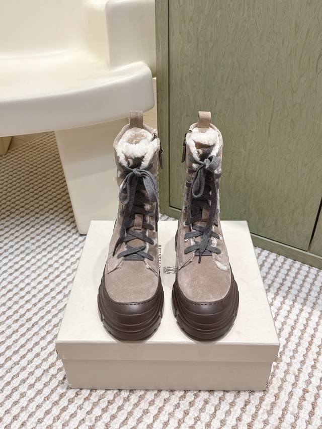 代购级 Brunellocucinell *25S早秋新款 机车风复古主义马丁靴羊毛里 胶囊系列的精髓在于少即是多，摒弃了繁复的潮流元素，回归经典本身。这款带有