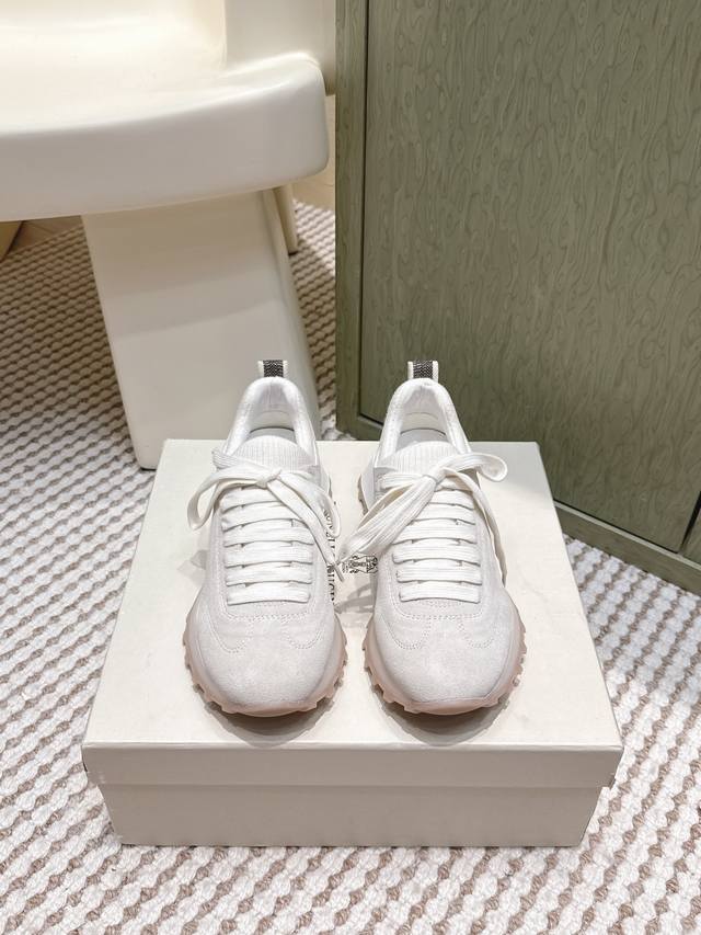 代购级 Brunellocucinell *25S早秋新款 极简复古主义牛反绒老爹鞋 这双鞋的设计智慧，在于对经典老爹鞋的减法艺术。剔除了传统款式上繁复的线条、