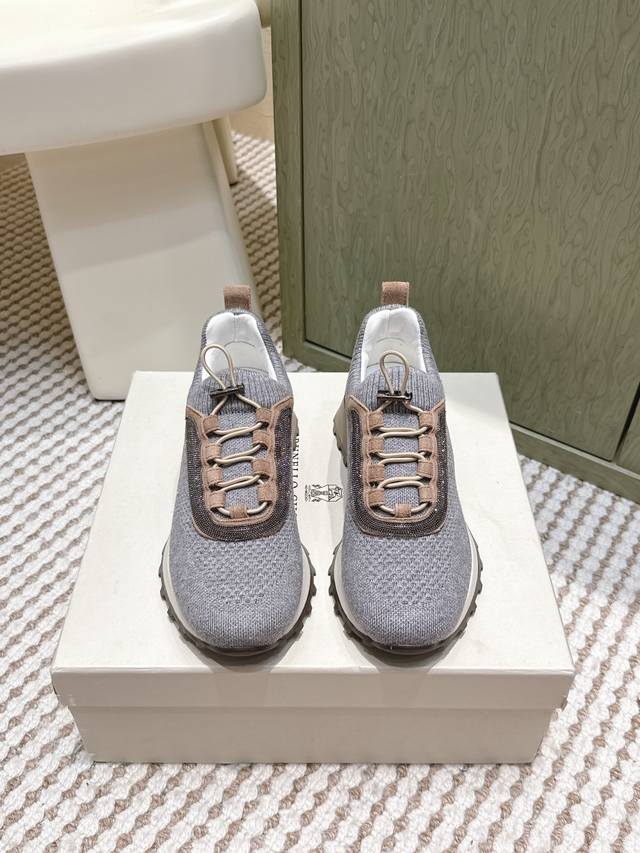 代购级 Brunellocucinell *25S早秋新款 温柔怀旧风格针织休闲老爹鞋 核心视觉在于极简主义下的复古廓形，设计师对标志性的老爹鞋轮廓进行了一场“