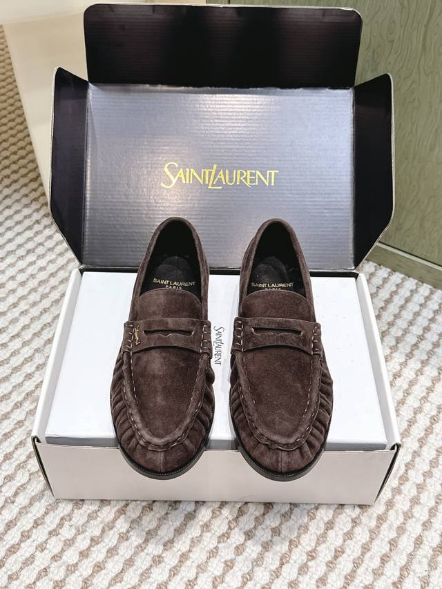 代购级 Yves Saint Laurent 25Ss新品Ysl小Logo乐福鞋 标志性的小Logo是这双鞋的灵魂所在 以低调而精致的姿态呈现于鞋身之上。 不同