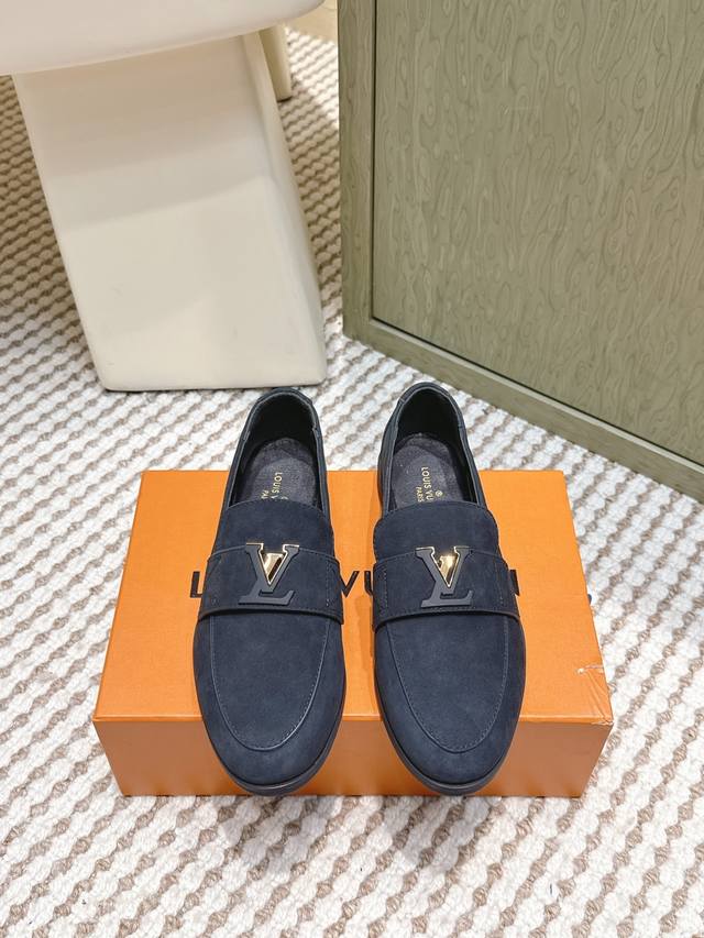 代购级半拖 乐福 Louis Vuitton 25S 秋冬新品 半拖 乐福鞋 虽然款式出的少 但是胜在精 胜在经典 从来不会过时 属于保值升值的品牌 在消费品里