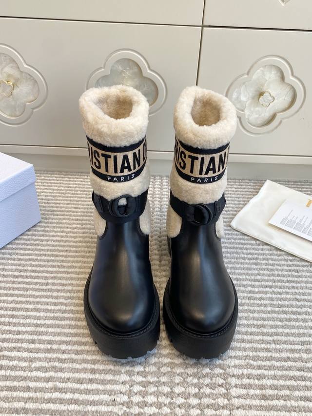 下单备注皮里 羊毛里 Dio* 25Ss 迪奥 25新款3D刺绣厚底羊毛短靴 雪地靴 靴身配有搭扣式绑带，既提升实用性，又为整体增添工装风的硬朗细节；厚底设计则