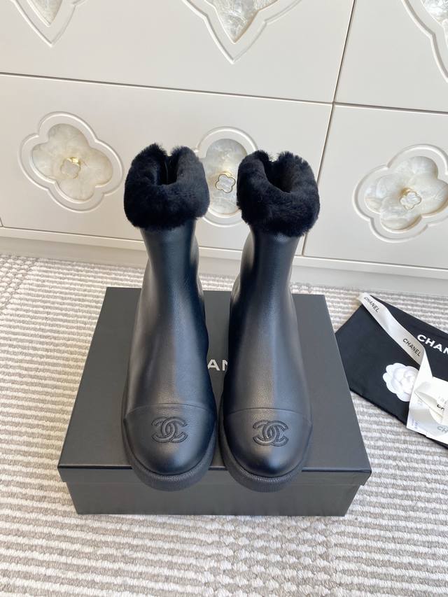 批拖鞋 单鞋 短靴 代购级Chanel 小香 秋冬最新款羊毛雪地靴！ 真的是随便试试就爱上了，非常舒适且保暖！ 鞋面：高丝光牛反绒 小牛皮 内里：皮毛一体全羊毛