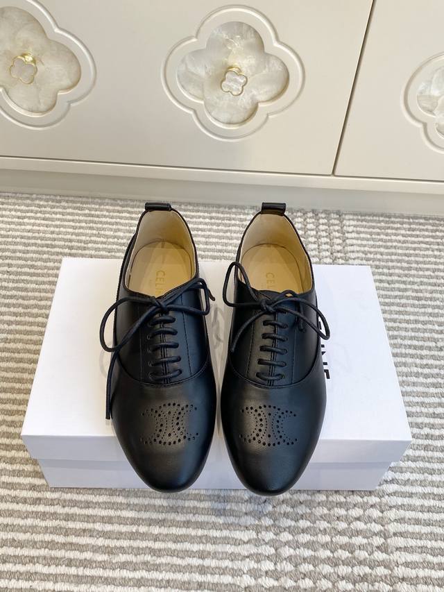 Celine 赛琳25Ss秋冬新款 凯旋门 系带英伦风小皮鞋 经典凯旋门标志Logo再融合70年代经典款式 复古休闲又不乏青春洋气～日常穿着非常百搭 上脚轻便透