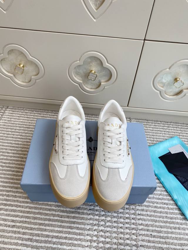 prada普拉达~新款Downtown Bold厚底拼色小白鞋运动鞋 新一季厚底小白鞋，综合增高5-6Cm，上脚轻盈；内里羊皮，亲肤耐磨；记忆海绵，包裹性好；高