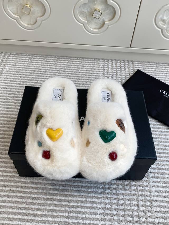 Chanel 秋冬新品 毛毛拖鞋 这款毛拖真的是真太可爱了 柔软蓬松的毛毛 舒服暖脚 增高显腿长 秋冬搭配袜子休闲又慵懒 上脚真的好看又时髦美腻美爆了 进口羊毛