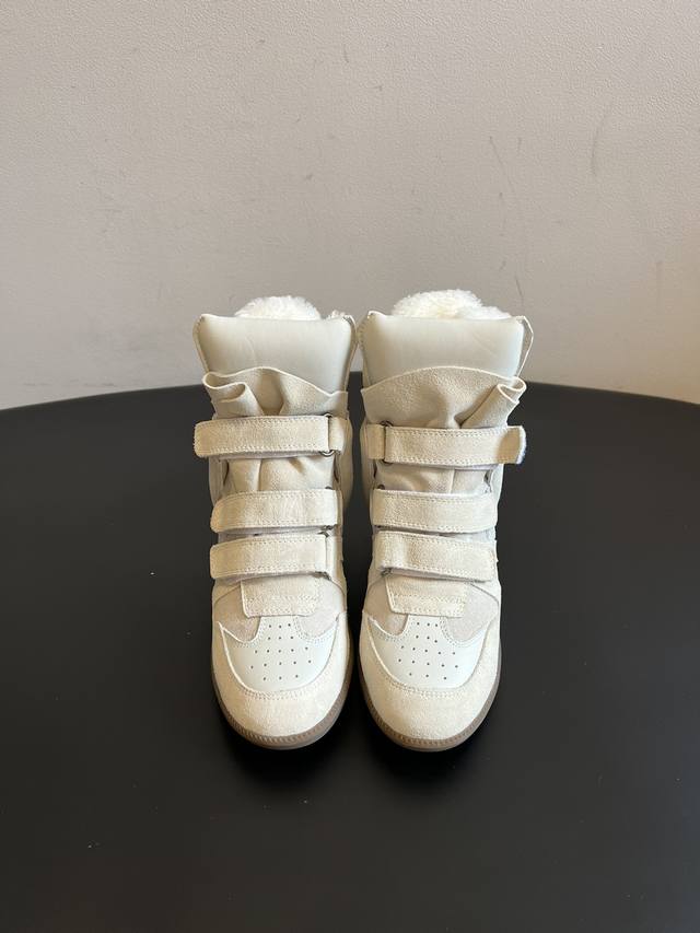 顶级品质 Isabel Maran*楔形增高加绒运动鞋 自带7Cm隐形楔形鞋跟，悄悄拉长腿型，同时保持运动鞋的舒适步态，不会像高跟鞋那样累脚。常用麂皮+皮革拼接