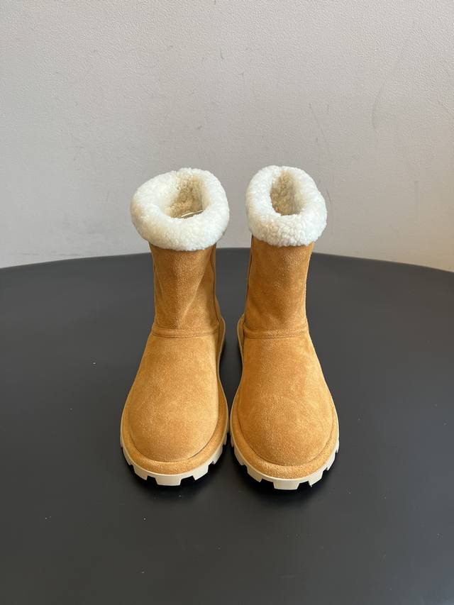 顶级品质 Miu Mi* 25Ss 秋冬新款加绒短筒雪地靴 鞋面是麂皮材质，靴口和内里都加了厚毛绒，秋冬穿脚感特别暖，适合低温环境。用了齿状厚底，防滑性不错，走