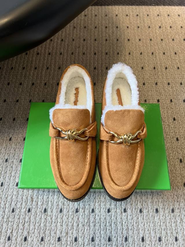 顶级品质 Bottega Venet*秋冬新款平底毛绒半拖单鞋 核心特点很鲜明，主要集中在保暖性、设计细节、材质和穿搭适配性这几个方面： 鞋身内里是厚绒毛填充，
