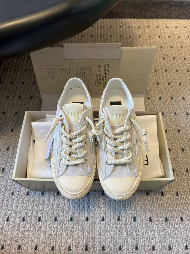 顶级品质 Ggdb*25Ss 做旧款小雏菊厚底板鞋运动鞋 采用麂皮与帆布拼接材质，质感层次丰富，自带复古做旧氛围。鞋带是编织绳款式，搭配金属扣眼，细节设计更显精