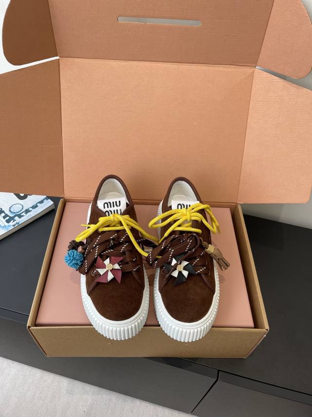 羊皮里 Miu Miu 缪缪 25Ss秋冬新款 厚底休闲小白鞋 顶级原版面料质感满满 搭配经典3D立体字母刺绣 刺绣Logog立体饱满 瞬间点亮整体造型 辨识度