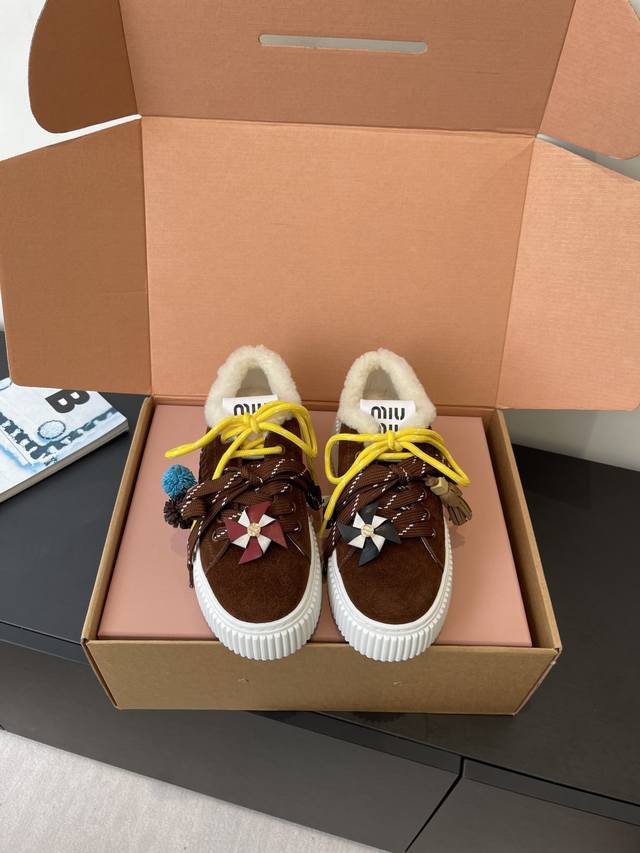 羊毛里 Miu Miu 缪缪 25Ss秋冬新款 厚底休闲小白鞋 顶级原版面料质感满满 搭配经典3D立体字母刺绣 刺绣Logog立体饱满 瞬间点亮整体造型 辨识度
