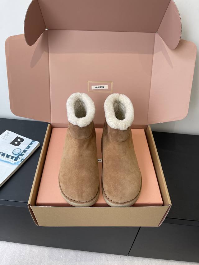 Miumiu 缪缪 秋冬最新走秀款 雪地靴毛毛鞋 超多明星网红种草 小红书博主都有钟爱 简约的设计更显优雅 上脚尤为惊艳到你的一款 看着超级暖和 闭眼入都是不会