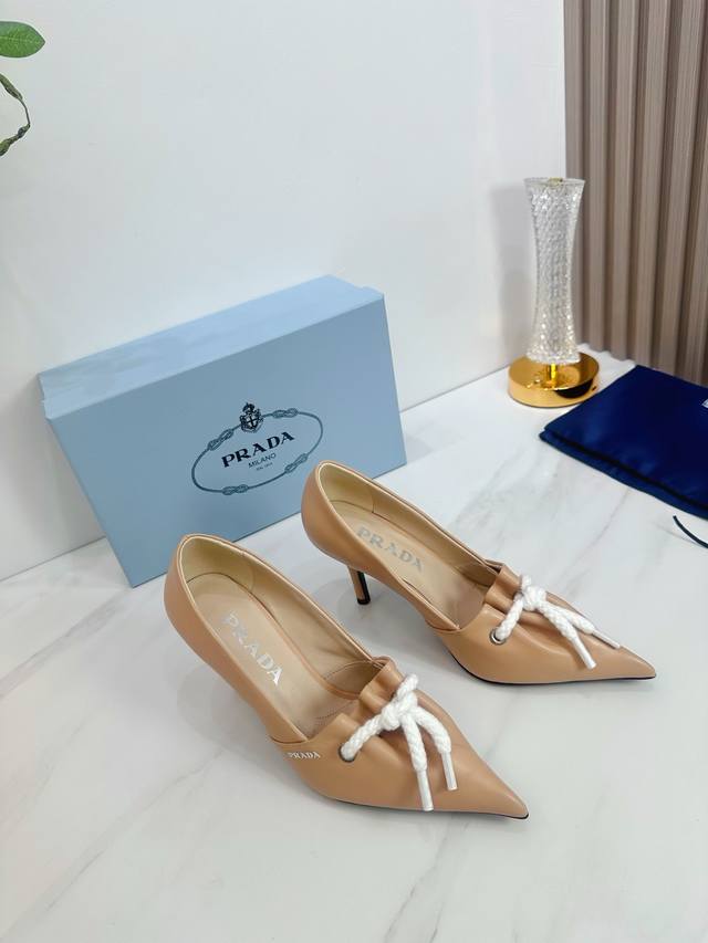 出厂 2025 Sss重磅推出普拉达最新长短靴，凉鞋单鞋，细跟，后空，粗跟系列 prada早春T台走秀网红同款＂造梦不夜城＂，prada能在重要场合上用得上了，