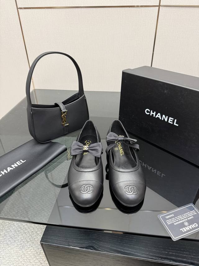 Chane*｜小香25S秋冬新品 米兰走秀玛丽珍鞋 本年度最美玛丽珍鞋 无法抗拒的高级与优雅 无论是搭配牛仔裤百褶裙 还是穿去较正式场合都可以的。 秋冬配袜子也