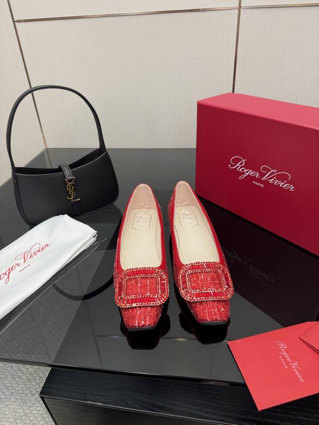 顶级版本 Roger Vivie*｜Rv经典真丝水钻扣系列 原版定制鞋楦 版型超正 超显气质 真是越看越上头那种 什么神仙鞋也太美了吧！ 完全仙女下凡闪闪亮真丝