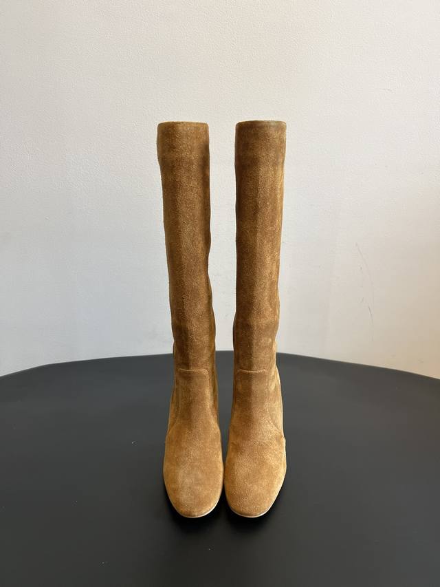 Gianvito Ross*复古麂皮高跟堆堆靴 采用绒面革材质，质感细腻，呈现出高级的哑光效果，且不同颜色的绒面革在视觉和触觉上都极具质感。高跟长靴，靴筒较高，