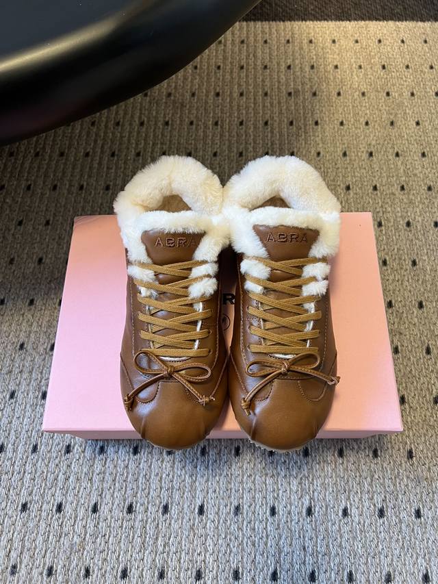 Abr* 25Ss复古加绒圆头蝴蝶结平底加绒德训鞋 内里是360°全包裹的厚绒毛，从鞋垫到鞋口都有绒面覆盖，上脚像“行走的电热毯”，适合秋冬甚至北方初雪天气穿。