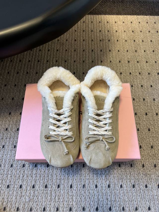 Abr* 25Ss复古加绒圆头蝴蝶结平底加绒德训鞋 内里是360°全包裹的厚绒毛，从鞋垫到鞋口都有绒面覆盖，上脚像“行走的电热毯”，适合秋冬甚至北方初雪天气穿。